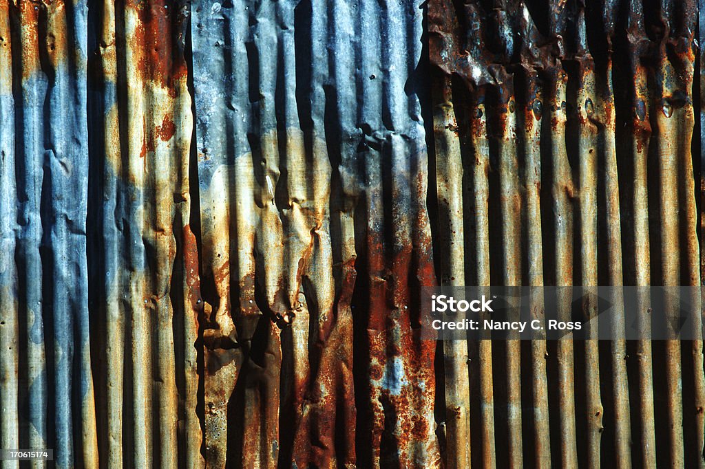 Rostige Painted geriffelten Metall grunge Hintergrund, unregelmäßiges Muster - Lizenzfrei Altmetall Stock-Foto