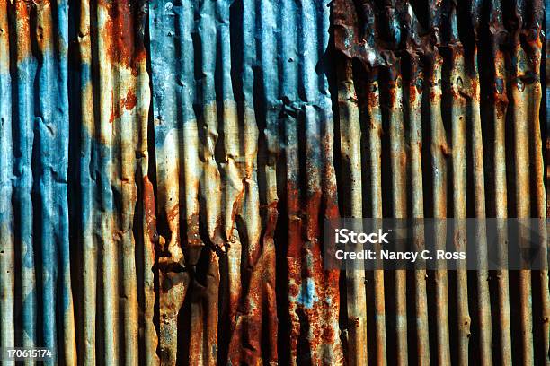 Rostige Painted Geriffelten Metall Grunge Hintergrund Unregelmäßiges Muster Stockfoto und mehr Bilder von Altmetall