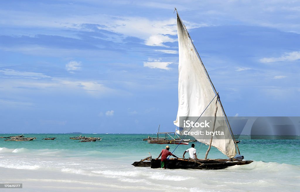 Os pescadores e suas dhow, Kiwengwa Beach, Zanzibar, Tanzânia - Foto de stock de Zanzibar royalty-free