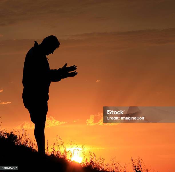 Foto de Rezar Para Ajuda e mais fotos de stock de Ficar de Pé - Ficar de Pé, Luz solar, Montanha