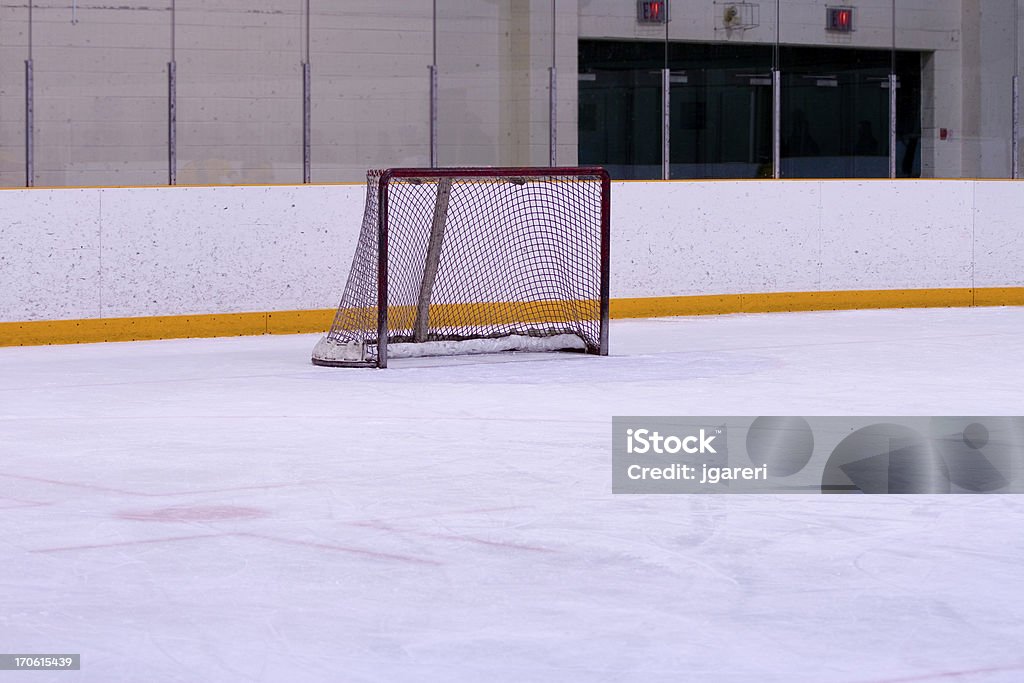 Eine Eislaufbahn mit gelben Linien an der Wand und ein hockey-Internet - Lizenzfrei Eislaufbahn Stock-Foto