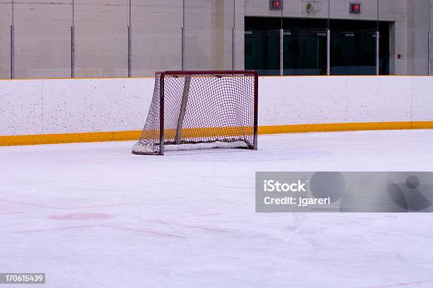 Eine Eislaufbahn Mit Gelben Linien An Der Wand Und Ein Hockeyinternet Stockfoto und mehr Bilder von Eislaufbahn