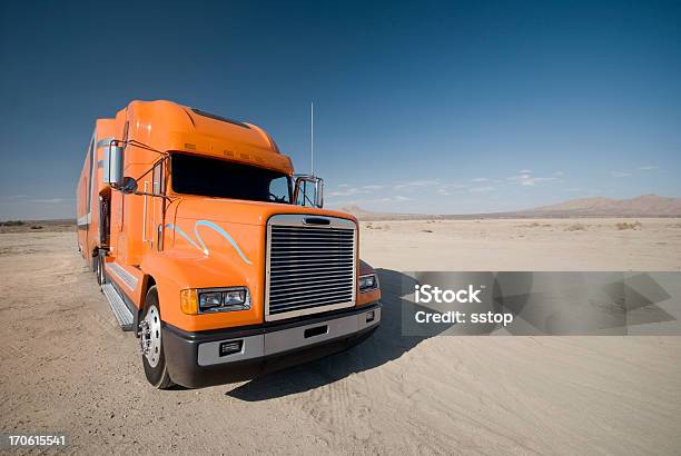 Foto de Deserto De Caminhão e mais fotos de stock de Caminhão articulado - Caminhão articulado, Laranja - Descrição de Cor, Plano de Fundo