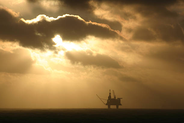 엔진오일 삭구를 장비하다 다이빙대 at 바다빛 선 설정 - oil rig sea remote oil industry 뉴스 사진 이미지