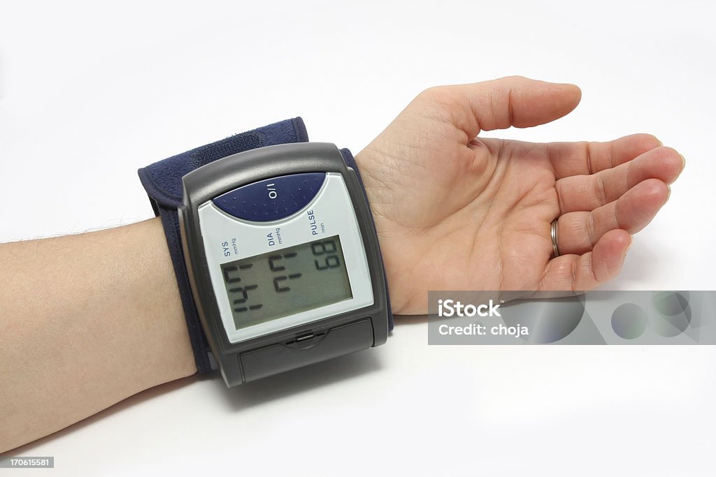 Pressão arterial monitor em um dos pulsos - Foto de stock de Artéria Humana royalty-free