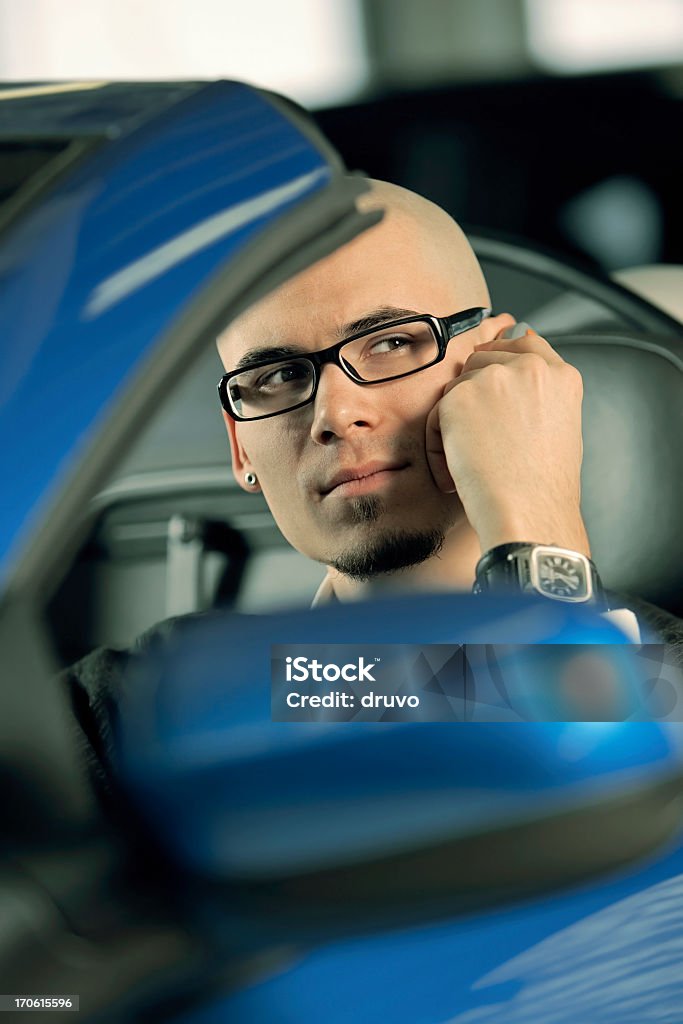 Junger Mann sprechen auf Handy und Driving Sports Car - Lizenzfrei Am Telefon Stock-Foto
