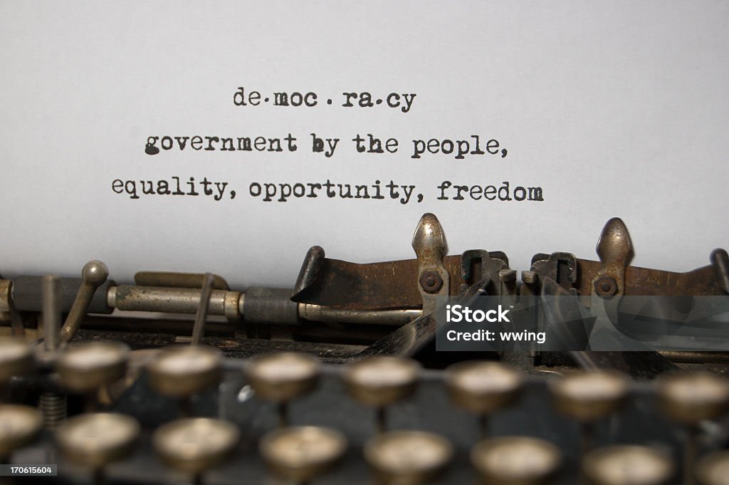 a democracia-uma definição da antiga máquina de escrever - Foto de stock de Escritor royalty-free