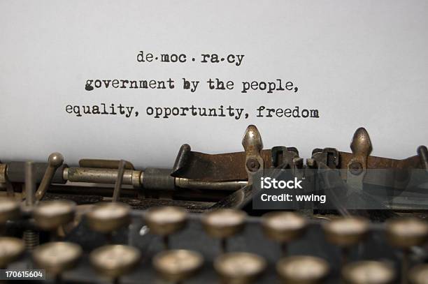 Foto de A Democraciauma Definição Da Antiga Máquina De Escrever e mais fotos de stock de Escritor