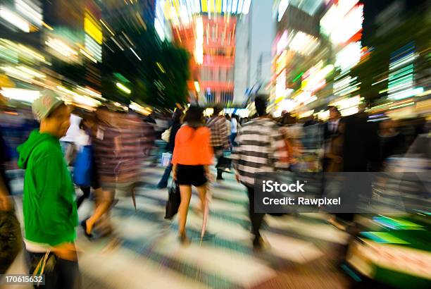 Noite De Tóquio - Fotografias de stock e mais imagens de Adolescente - Adolescente, Andar, Asiático e indiano