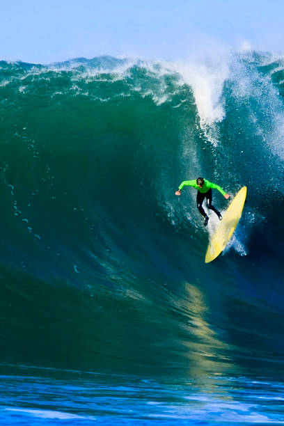 duża fala starcie w prochy - big wave surfing zdjęcia i obrazy z banku zdjęć