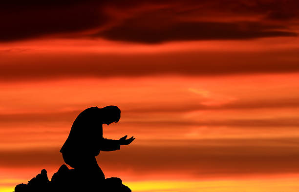 대한 salvation 및 용서 예배인 - forgiveness praying men silhouette 뉴스 사진 이미지