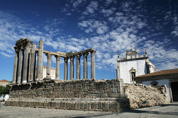 templo romano de évora - unesco world heritage site cloud day sunlight fotografías e imágenes de stock