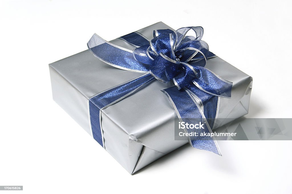silver avvolto presente con nastro blu - Foto stock royalty-free di Blu
