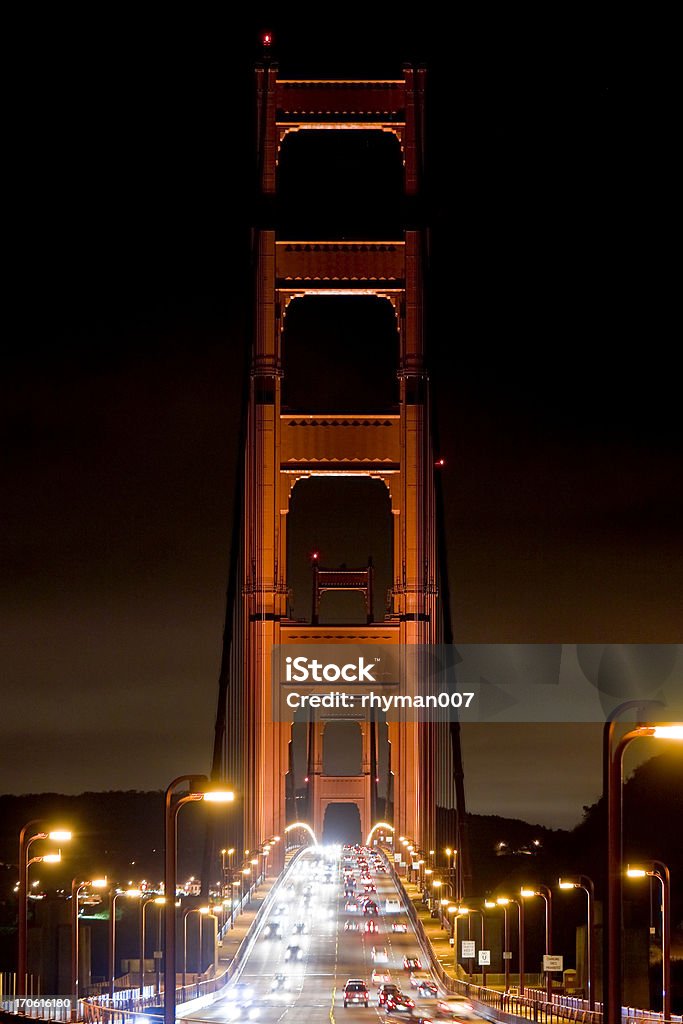 Golden Gate Bridge di notte - Foto stock royalty-free di Composizione verticale