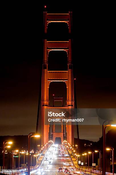 Golden Gate Bridge Di Notte - Fotografie stock e altre immagini di Composizione verticale - Composizione verticale, Ponte, Affollato