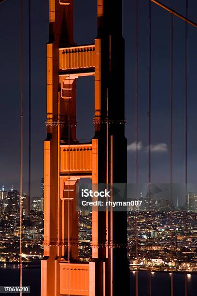 Del Puente Golden Gate Torre En La Noche Foto de stock y más banco de imágenes de Aire libre - Aire libre, Anochecer, Arquitectura