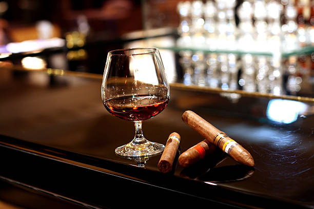 cognac e sigari - cigar whisky bar cognac foto e immagini stock