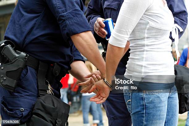 Photo libre de droit de Consommation Dalcool Avant Lâge Légal banque d'images et plus d'images libres de droit de Femmes - Femmes, Arrestation, Menotte