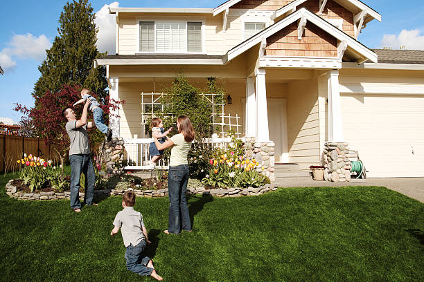 famiglia giocando a casa - green grass lawn front or back yard foto e immagini stock