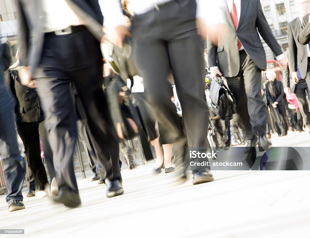 Folla di pendolari che sfrecciano piedi - Foto stock royalty-free di Città