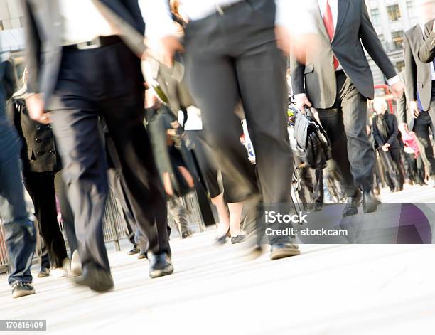 Folla Di Pendolari Che Sfrecciano Piedi - Fotografie stock e altre immagini di Città - Città, Piede umano, Camminare