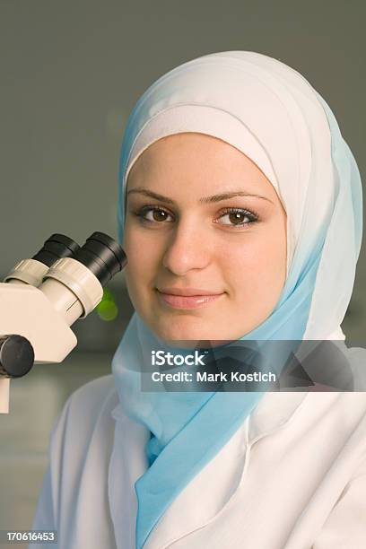 Oriente Medio Mujer Haciendo La Investigación Médica Foto de stock y más banco de imágenes de Estudiante