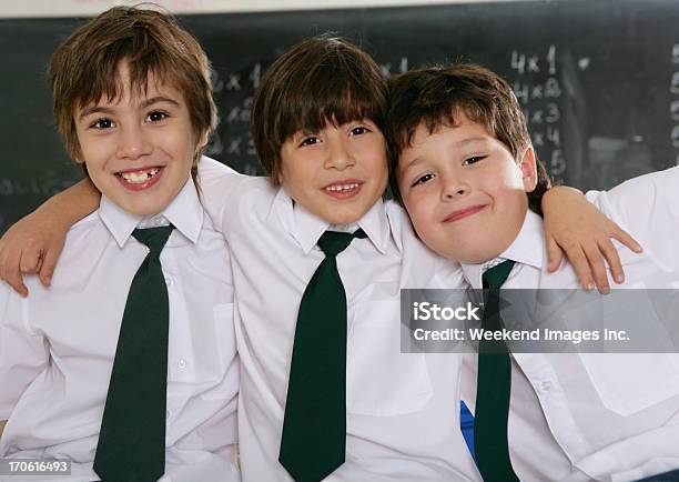 Schoolboys Em Uma Sala De Aula - Fotografias de stock e mais imagens de Criança - Criança, Edifício escolar, Rapazes