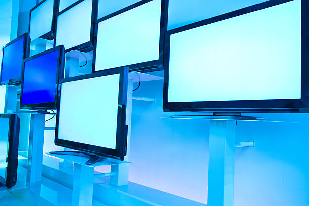 жк-телевизоры в ряд на стене - withe flat screen computer monitor electronics industry стоковые фото и изображения