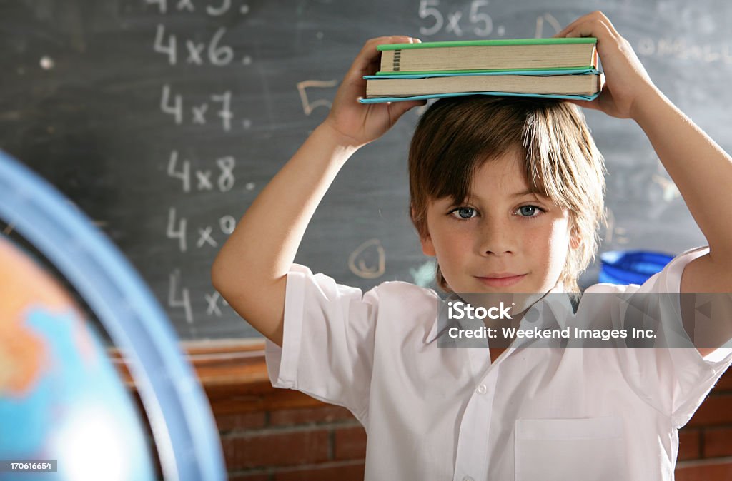 Curioso schoolboy mantenha livros escolares - Foto de stock de 6-7 Anos royalty-free