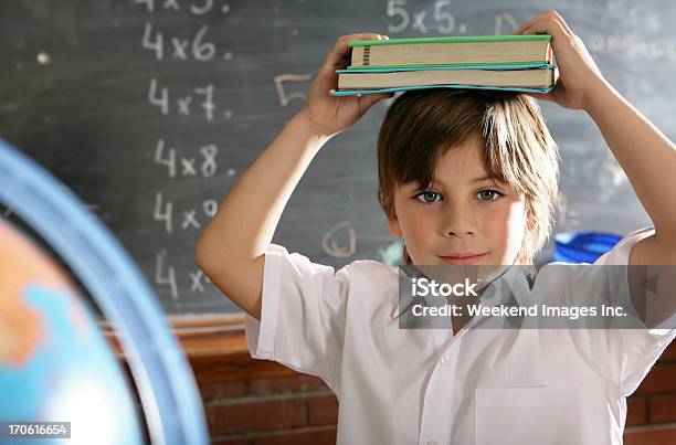 Foto de Curioso Schoolboy Mantenha Livros Escolares e mais fotos de stock de 6-7 Anos - 6-7 Anos, 8-9 Anos, Aluno