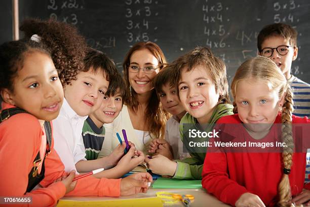 Schoolboys Y Niñas Son Sonriendo Con Libro Foto de stock y más banco de imágenes de Fotografía - Imágenes - Fotografía - Imágenes, 25-29 años, 8-9 años