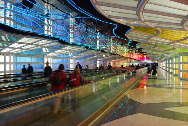 hypnotique tunnel, de l'aéroport o'hare de chicago - airport usa business ohare airport photos et images de collection