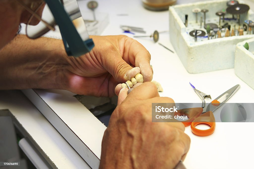 Fabricación de hombre prosthesis.senior dental, dentista en el trabajo técnico - Foto de stock de Asistencia sanitaria y medicina libre de derechos