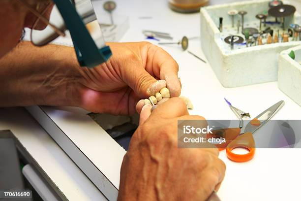 Fabricación De Hombre Prosthesissenior Dental Dentista En El Trabajo Técnico Foto de stock y más banco de imágenes de Asistencia sanitaria y medicina