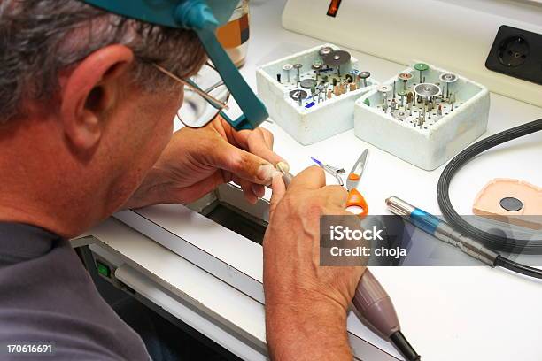 Produzione Di Dental Prosthesissenior Uomo Odontoiatria Tecnico Sul Posto Di Lavoro - Fotografie stock e altre immagini di Apparecchiatura odontoiatrica