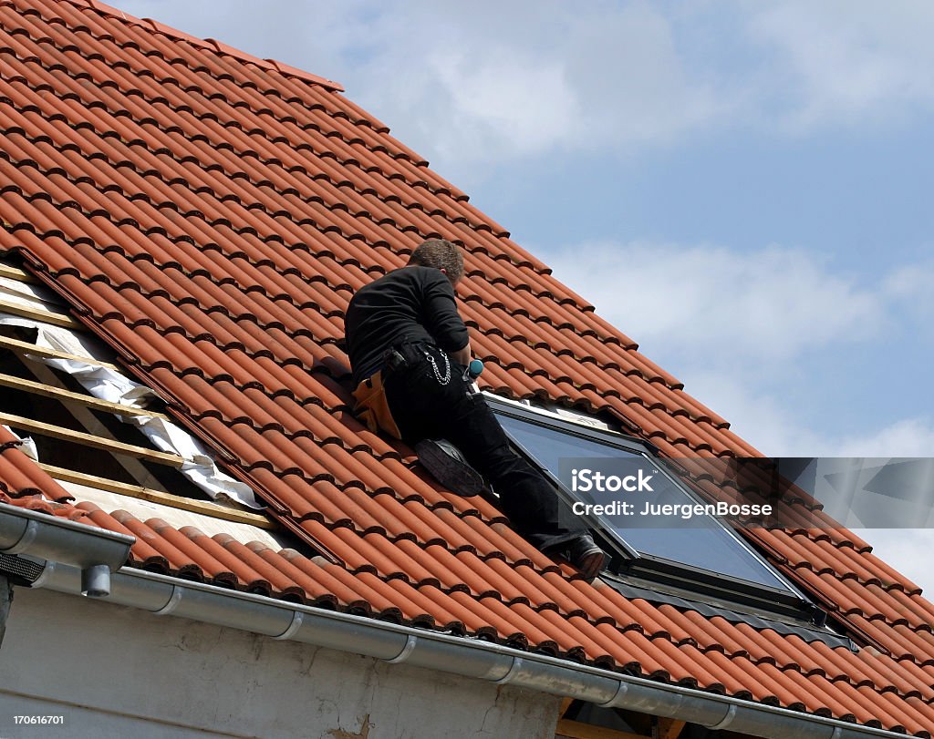 Instalar janelas na cobertura - Foto de stock de Janela royalty-free