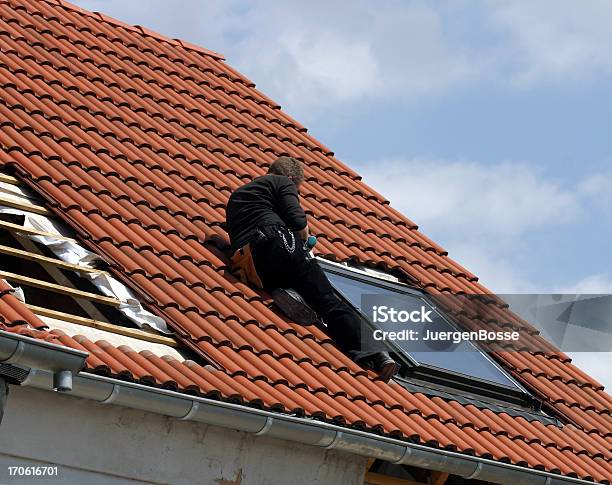 Foto de Instalar Janelas Na Cobertura e mais fotos de stock de Janela - Janela, Telhado, Instalar