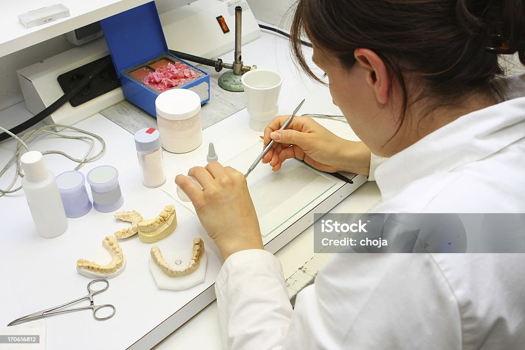 Fabrication de prosthesis.young dentaire femme technicien dentaire au travail - Photo de Adulte libre de droits