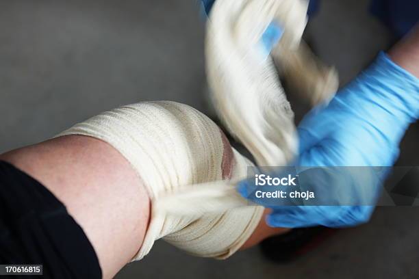 Krankenschwester Ist Die Änderung Bandage Zu Einem Verletzten Patientens Knie Stockfoto und mehr Bilder von Bandage