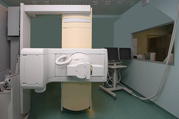 moderne de x-ray appareil - mri scan diagnostic medical tool radiologist x ray image photos et images de collection