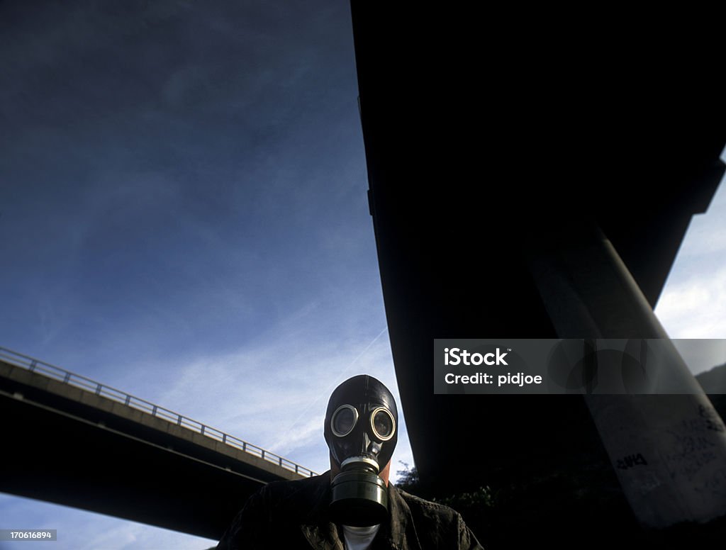 Homme portant Masque à gaz - Photo de Eaux usées libre de droits