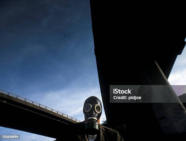 Uomo Indossando Maschera Antigas - Fotografie stock e altre immagini di Liquami - Liquami, Adulto, Ambiente