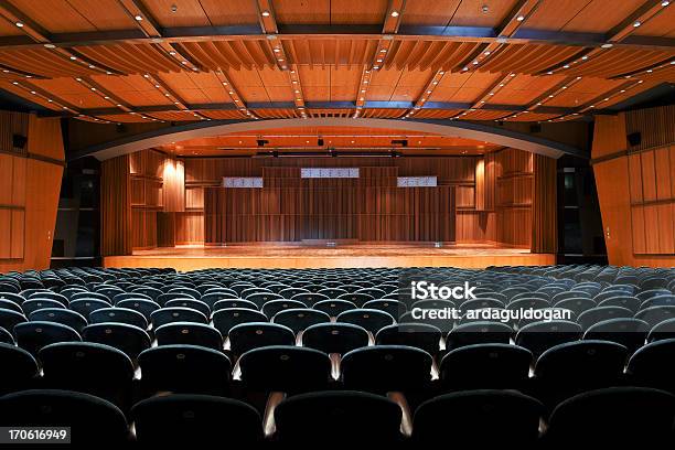 Пустой Театр — стоковые фотографии и другие картинки Аудитория - Аудитория, Концертный зал, Без людей