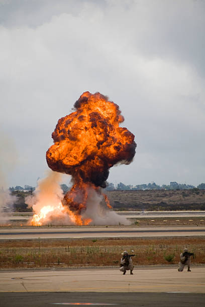 jogos de guerra - fireball big bang fire exploding - fotografias e filmes do acervo