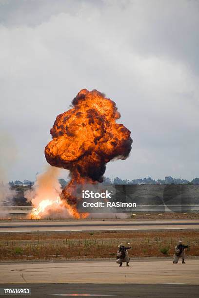 Guerra De Jogos - Fotografias de stock e mais imagens de Explodir - Explodir, Bombardeamento, Nuvem-Cogumelo