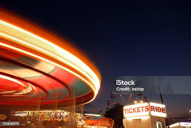 Roda De Noite - Fotografias de stock e mais imagens de Anoitecer - Anoitecer, Arte, Cultura e Espetáculo, Atração de Parque de Diversão