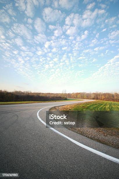 Pista Di Prova - Fotografie stock e altre immagini di Circuito automobilistico - Circuito automobilistico, Autista - Mestiere, Automobile