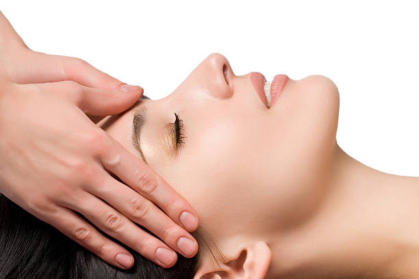 massagem facial - head massage massaging facial massage beautician - fotografias e filmes do acervo