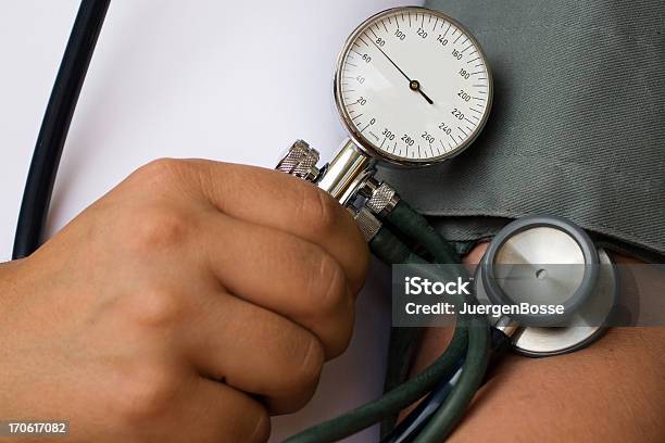 Blutdruck Stockfoto und mehr Bilder von Arzt - Arzt, Ausrüstung und Geräte, Blutdruckmesser
