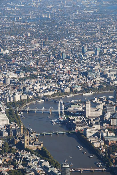 空から見た、テムズ川沿いにロンドンの街並み - london england thames river millennium wheel aerial view ストックフォトと画像